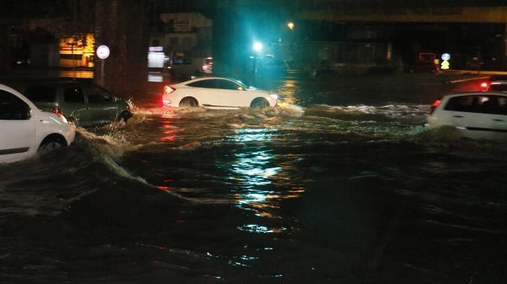 Adana’da gece bastıran sağanak yağış yolları göle çevirdi