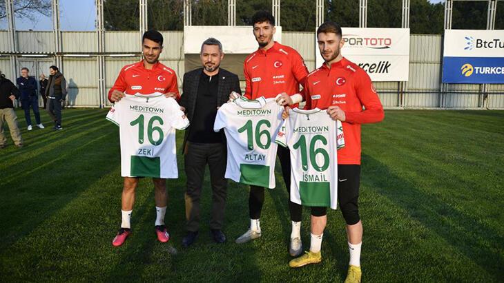 Altay Bayındır, İsmail Yüksek ve Mehmet Zeki Çelik’e Bursaspor forması ikram edildi