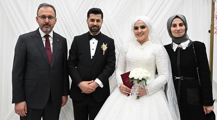Bakan Kasapoğlu depremzede çiftin nikah şahidi oldu