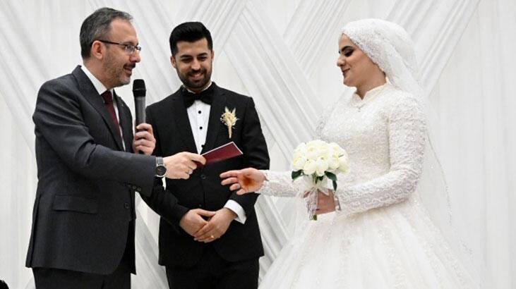 Bakan Kasapoğlu yurtta kalan depremzede çiftin nikah şahidi oldu