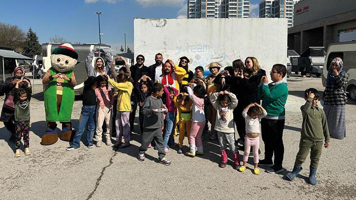 Depremzede tiyatrocular, '27 Mart Dünya Tiyatrolar Günü'nü çocuklarla kutladı
