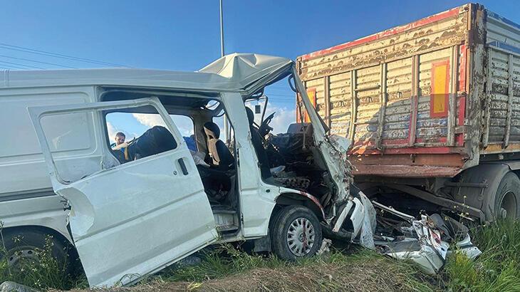 Edremit'te minibüs park halindeki kamyona çarptı: 2 meyyit, 4 yaralı