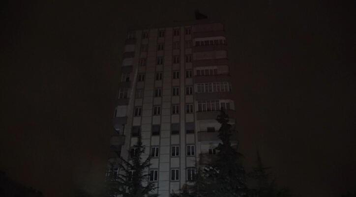 Ekiper alarma geçti! Kahramanmaraş'ta 11 katlı ağır hasarlı bina sallandı