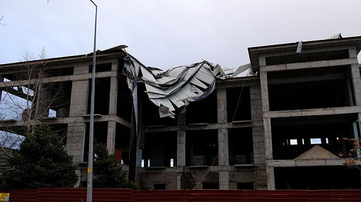 Erzincan’da fırtına minareyi devirdi, çatıları uçurdu