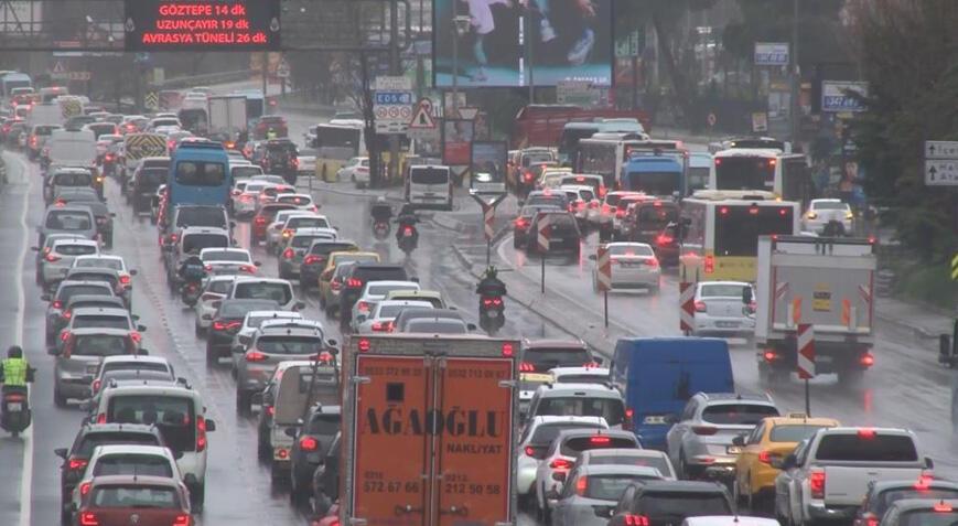İstanbul'da yağmur tesiri: Trafik yoğunluğu yüzde 65'e ulaştı