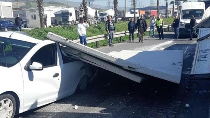 İzmir'de trafik ışıklarında aracın üzerine duvar düştü