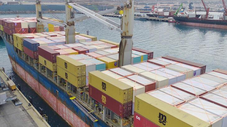 Katar’dan gönderilen konteyner konutları taşıyan gemi İskenderun Limanı’na geldi