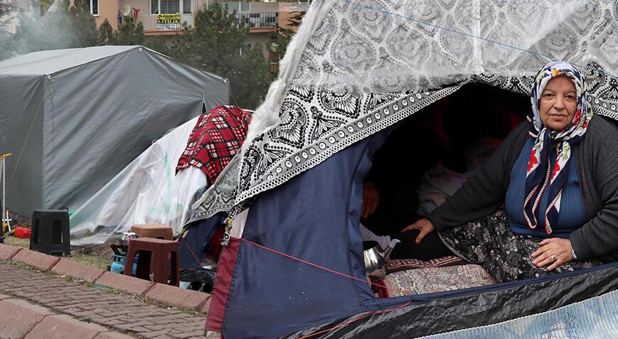 Kayseri'de 4.8'lik sarsıntı sonrası boş alanlar çadırlarla doldu