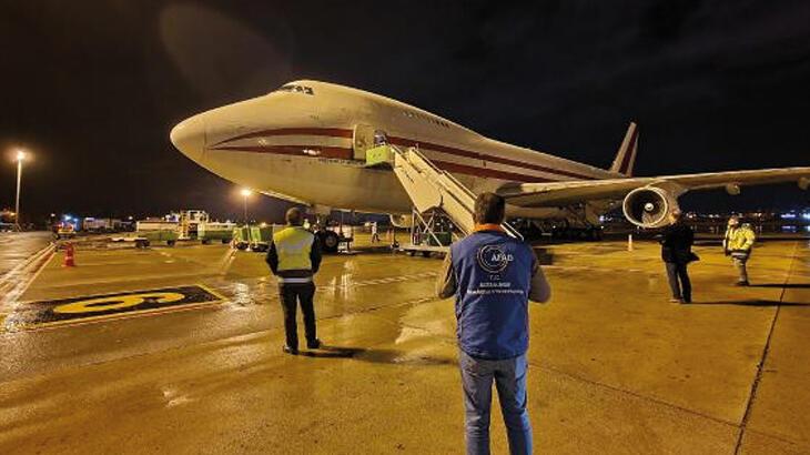 Pakistan’dan kışlık çadır taşıyan 3'üncü uçak Adana’ya indi