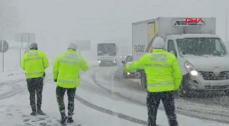 Son dakika... Bolu Dağı'nda ağır kar yağışı! İstanbul istikameti trafiğe kapandı
