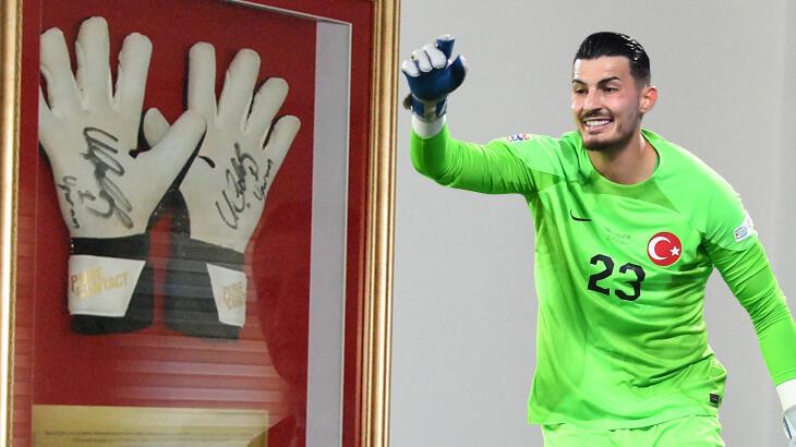 Trabzonspor kalecisi Uğurcan Çakır’ın eldivenleri sergileniyor