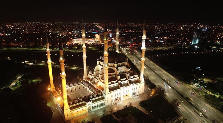 Türkiye'nin dört bir yanında Ramazan ayının birinci teravih namazı kılındı