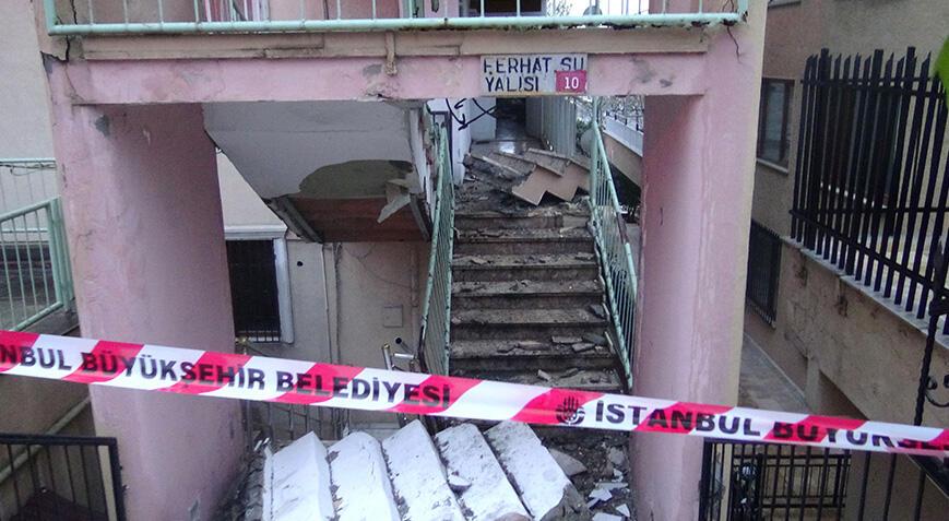 Avcılar'da faciadan dönüldü! Merdivenleri çöken 50 yıllık bina mühürlendi
