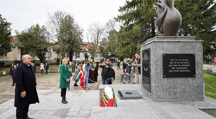Dışişleri Bakanı Çavuşoğlu, Bulgaristan’da şehitler anıtını ziyaret etti