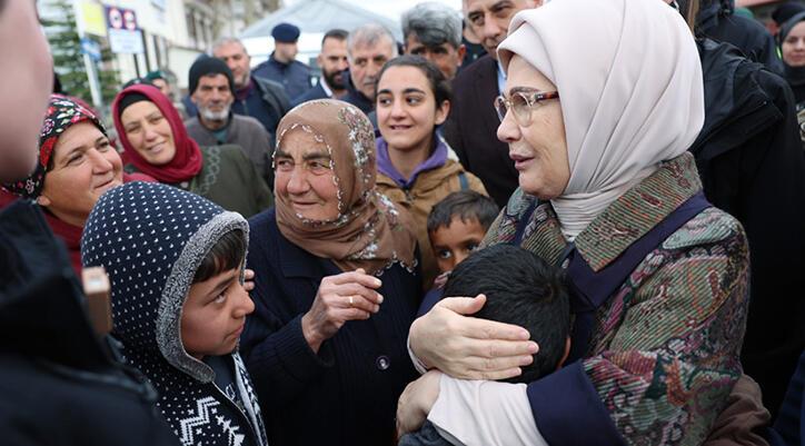 Emine Erdoğan, Malatya’da depremzedelerle bir ortaya geldi