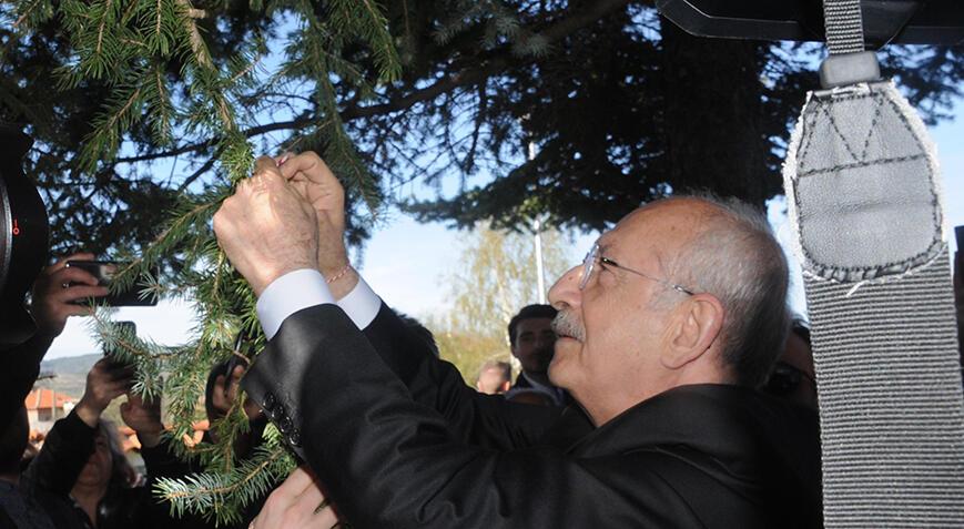 Kılıçdaroğlu, marteniçkayı Bulgaristan'da öldürülen Türkan bebeğin anıtının ağacına astı
