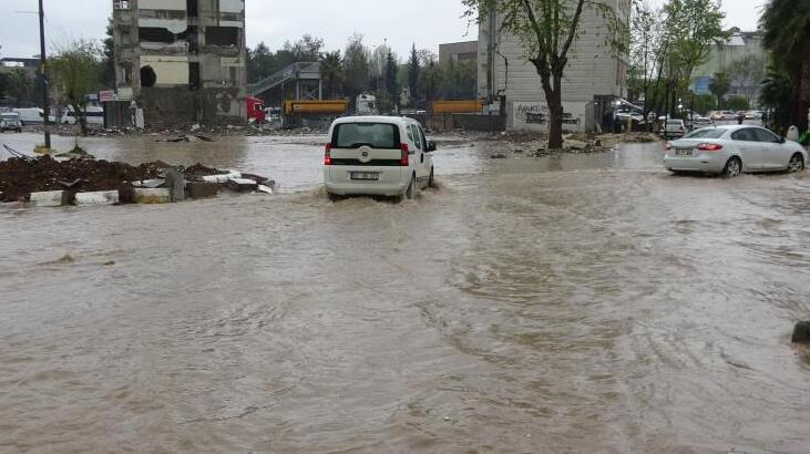 Malatya ve Adıyaman'da şiddetli sağanak yağış! Sokaklar göle döndü