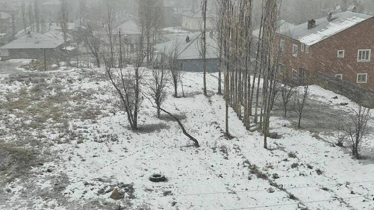 Nisan ayında kar sürprizi! Türkiye'nin en yüksek yerleşim yerlerinden biri beyaza büründü