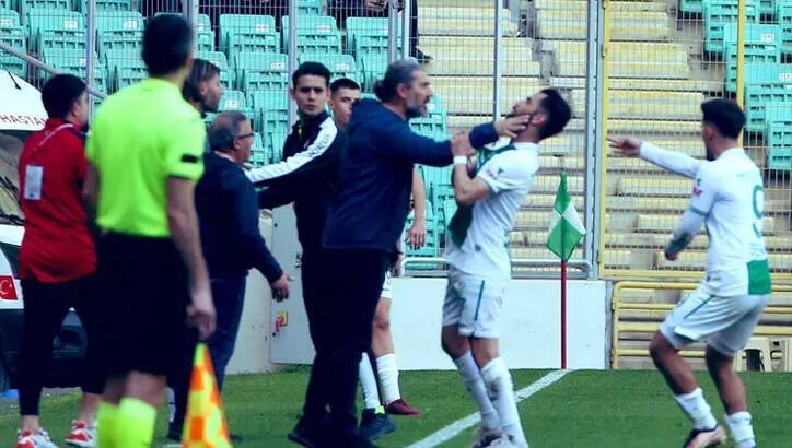 Skandal olay, İtalya'da manşet oldu! Teknik yönetici Ahmet Yıldırım, rakip futbolcunun boğazını sıktı
