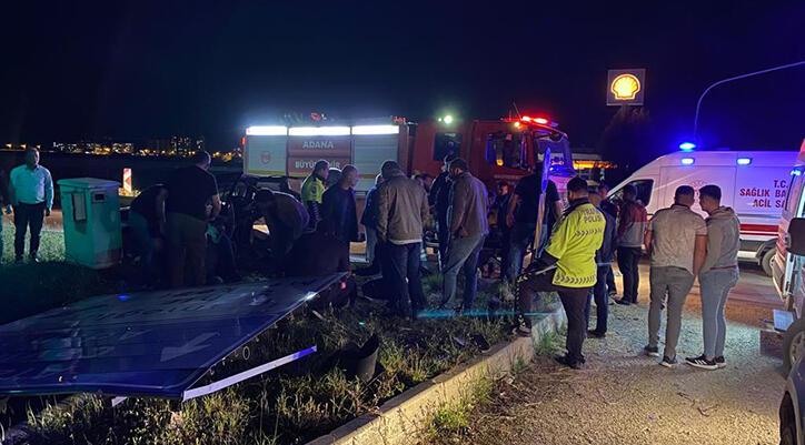 Adana’da araba refüje çarptı! Birebir aileden 4 kişi yaralandı
