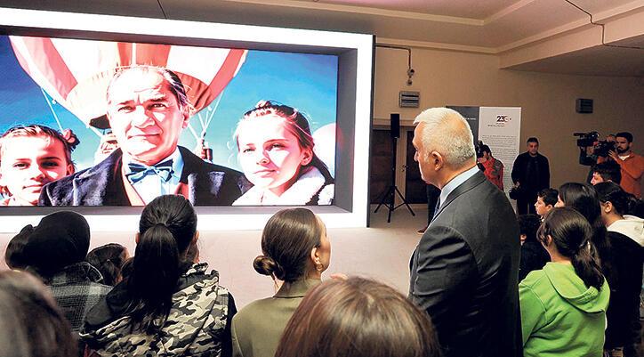 Atatürk’ün gülümseyen fotoğrafları standı