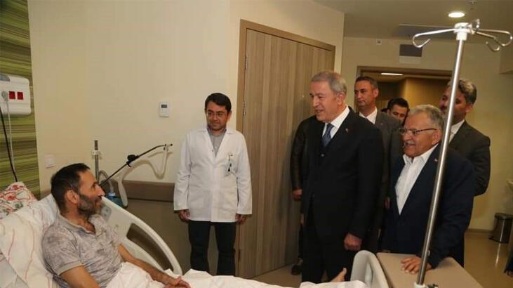 Bakan Akar, Kayseri Kent Hastanesi’nde hastaları ziyaret etti