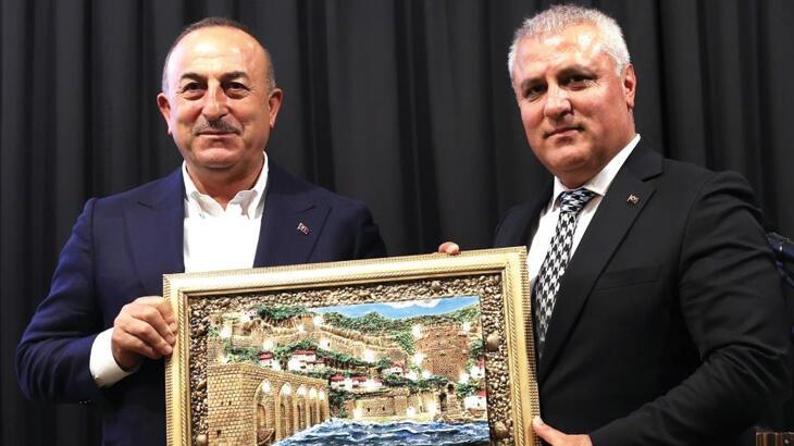 Bakan Çavuşoğlu, emlak ve inşaat bölümü temsilciyle buluştu