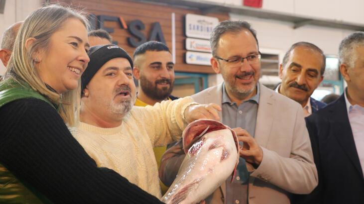Bakan Kasapoğlu, İzmir Balık Hali’ni ziyaret etti