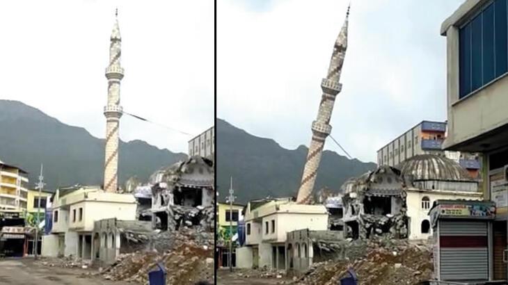 Batman'da 40 yıllık cami ve minaresine denetimli yıkım