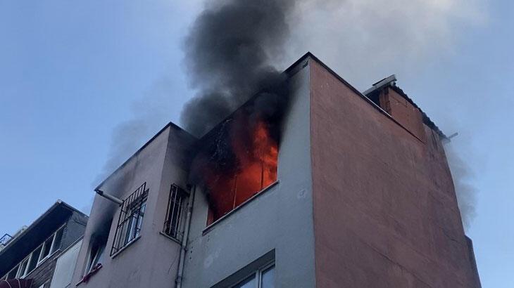 Beyoğlu’nda korkutan yangın: 4 katlı binanın çatı katı alev alev yandı