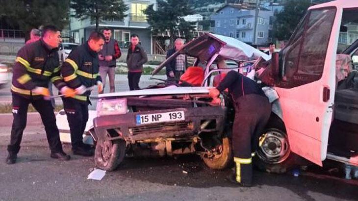 Burdur'da arabayla minibüs çarpıştı: 1 meyyit, 2 yaralı