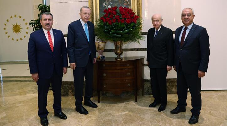 Cumhurbaşkanı Erdoğan siyasi parti başkanları ile bir ortaya geldi