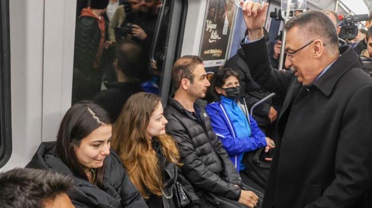 Cumhurbaşkanı Yardımcısı Oktay, Ankara metrosunda vatandaşlarla sohbet etti