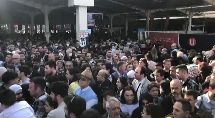 Eminönü'nde insan seli! Tramvay seferleri durdu