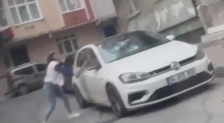 Esenler'de bir bayan dehşet saçtı! Tartıştığı kişinin arabasına sopa ile saldırdı