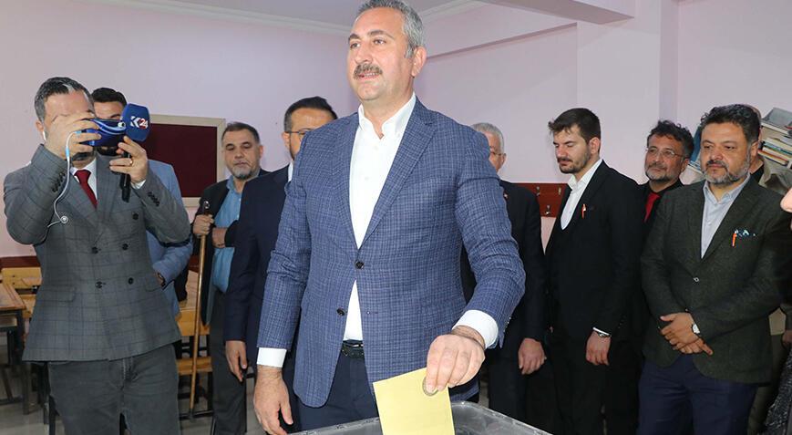 Eski Adalet Bakanı Abdulhamit Gül, Gaziantep’te oyunu kullandı