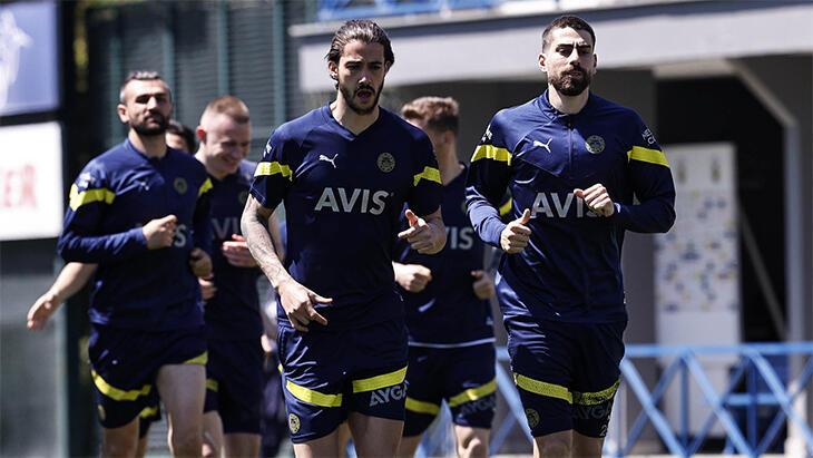 Fenerbahçe'nin kamp takımı aşikâr oldu! Yıldız isimden müjdeli haber