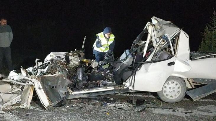 Gece yarısı feci kaza! Araba hurdaya döndü: 2 kişi hayatını kaybetti