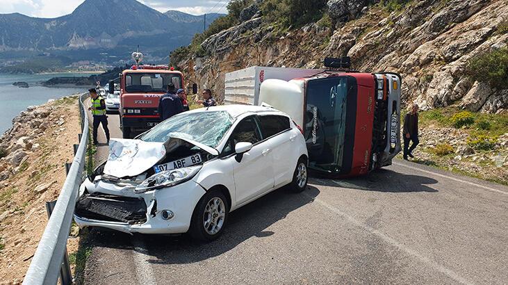Isparta'da kamyonetle araba çarpıştı: 6 yaralı