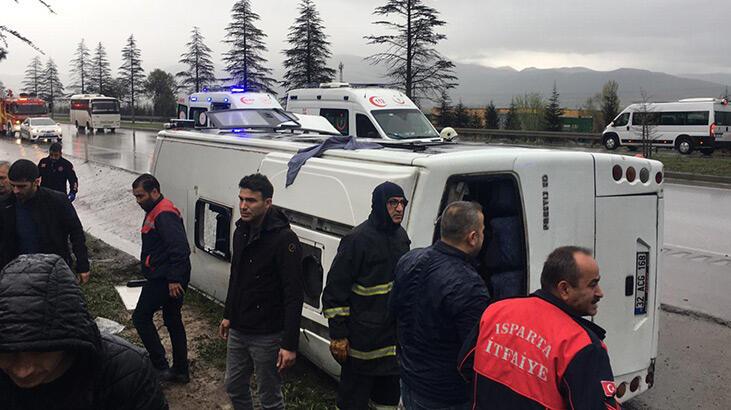 Isparta'da servis midibüsü devrildi! 17 kişi yaralandı