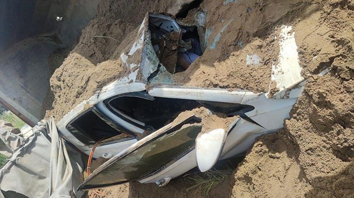 İzmir'de feci kaza: Kum yüklü kamyon, arabanın üzerine devrildi
