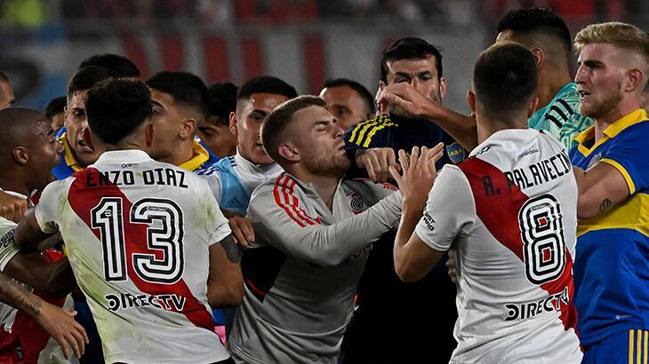 River Plate-Boca Juniors derbisinde ortalık karıştı! 7 kırmızı kart