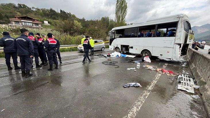 Sakarya'da personelleri taşıyan servis midibüsü devrildi: 2 meyyit, 12 yaralı