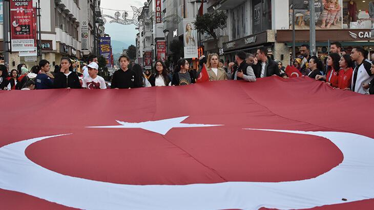 Adana'da '19 Mayıs' coşkusu; 'fener alayı' yürüyüşü düzenlendi