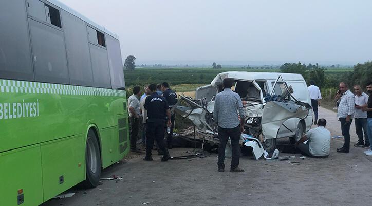 Adana'da kaza! Belediye otobüsü ile panelvan araç çarpıştı: 2 can kaybı