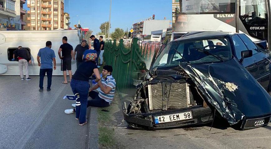 Antalya'da servis aracı arabayla çarpıştı! Çok sayıda yaralı var