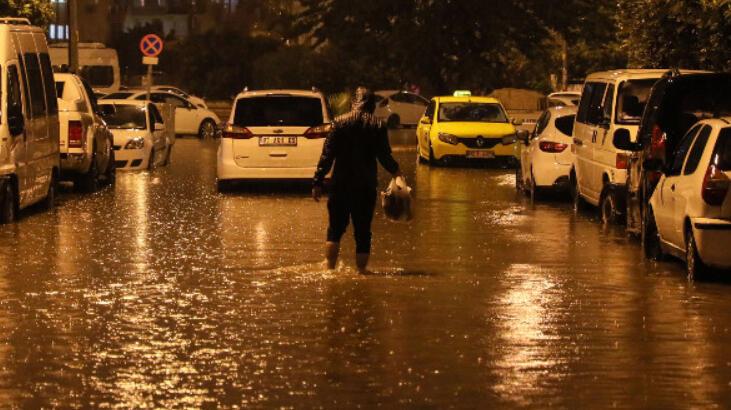 Antalya'da şiddetli sağanak yağış! Tahlili sörf tahtasında buldu