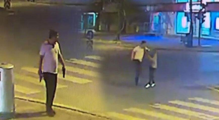 Antalya’da sokak ortasında dehşet! İki elinde tabancayla karısını darp etti