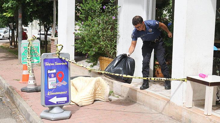 Antalya'da sokak ortasındaki cesedin üzerine yorgan, etrafına dubalar konuldu