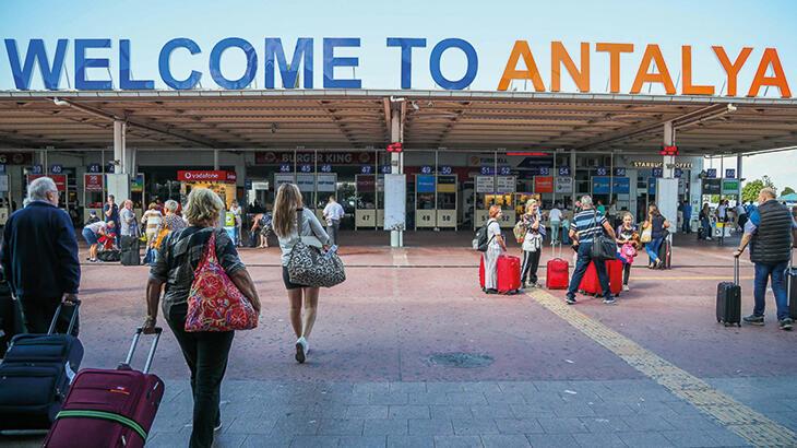 Antalya'da turist yoğunluğu! 5 ayda havayoluyla 3,4 milyon kişi geldi